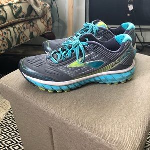 Brooks Sneakers
